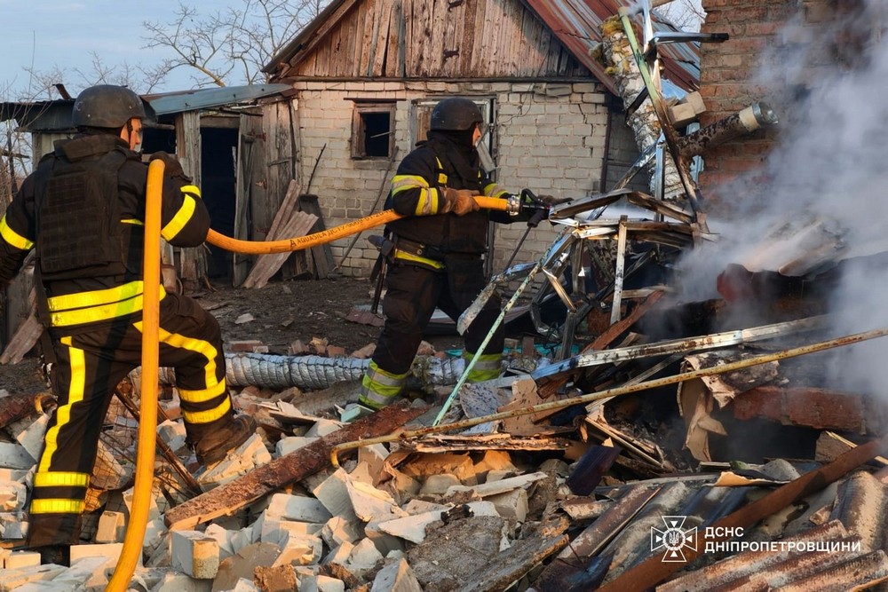 Постраждалі у Нікополі, Дніпрі та Синельниківському районі, пожежі і руйнування: у ДСНС показали наслідки ворожих атак Постраждалі у Нікополі, Дніпрі та Синельниківському районі, пожежі і руйнування: у ДСНС показали наслідки ворожих атак