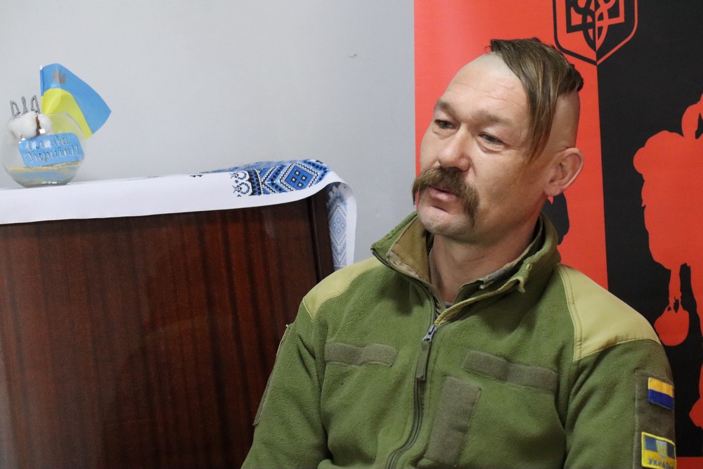 «На фронті завжди носив з собою оберіг - малюнок доньки»: у Покрові ветеран зустрівся з учнями ліцею «На фронті завжди носив з собою оберіг - малюнок доньки»: у Покрові ветеран зустрівся з учнями ліцею