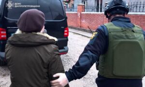 Поранену у Нікополі жінку доправили до лікарні: рятувальники усували наслідки обстрілів району 18 березня