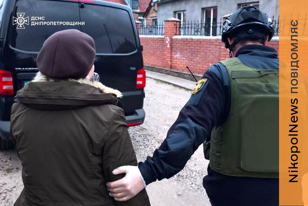 Поранену у Нікополі жінку доправили до лікарні: рятувальники усували наслідки обстрілів району 18 березня