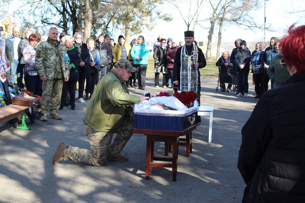 Рятуючи життя інших, він проявив справжню мужність… На Нікопольщині сьогодні провели в останню путь Героя (фото)