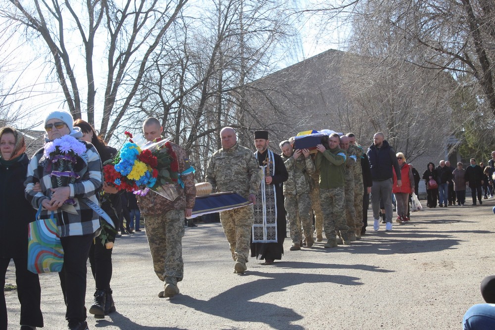 Рятуючи життя інших, він проявив справжню мужність… На Нікопольщині сьогодні провели в останню путь Героя (фото)