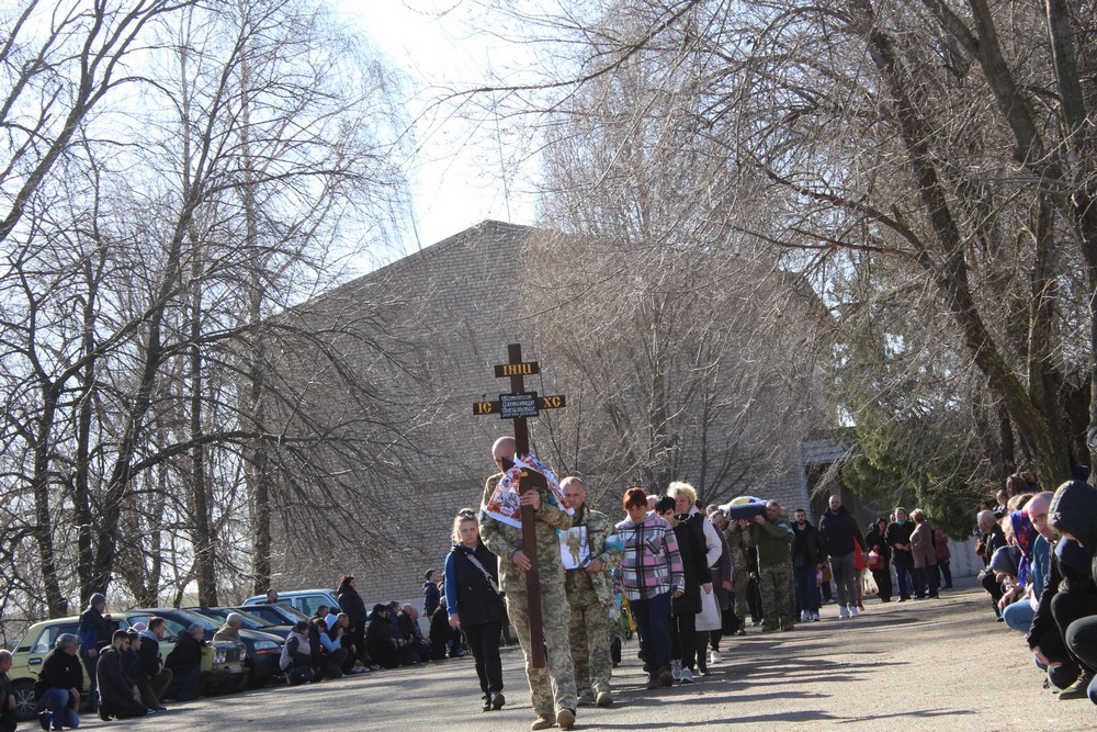 Рятуючи життя інших, він проявив справжню мужність… На Нікопольщині сьогодні провели в останню путь Героя (фото)
