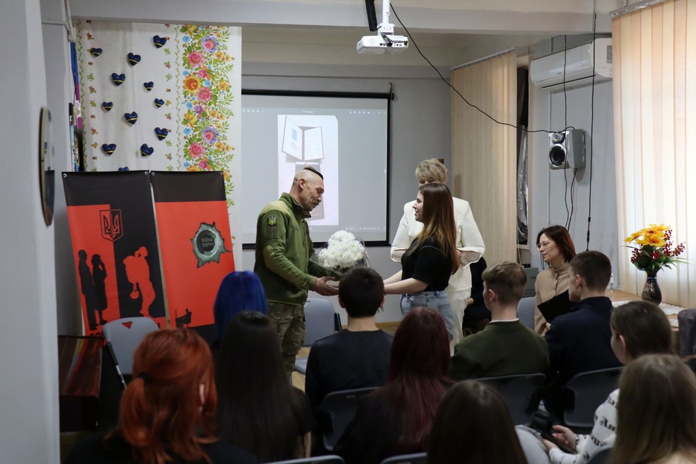 «На фронті завжди носив з собою оберіг - малюнок доньки»: у Покрові ветеран зустрівся з учнями ліцею «На фронті завжди носив з собою оберіг - малюнок доньки»: у Покрові ветеран зустрівся з учнями ліцею
