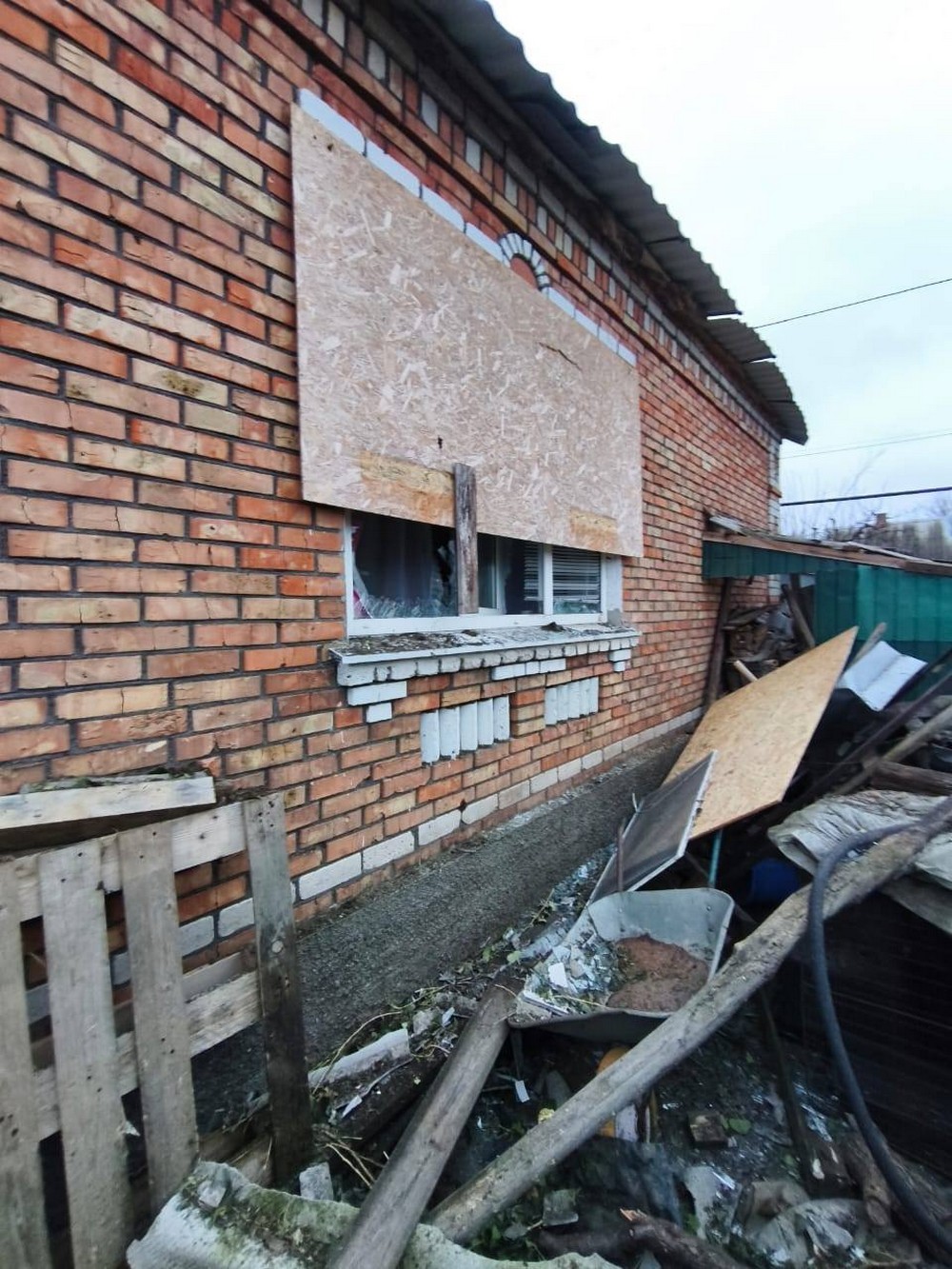 У Нікополі важко поранено жінку, побито будинки, також поранена є на Синельниківщині, під ударом було і Криворіжжя (фото)