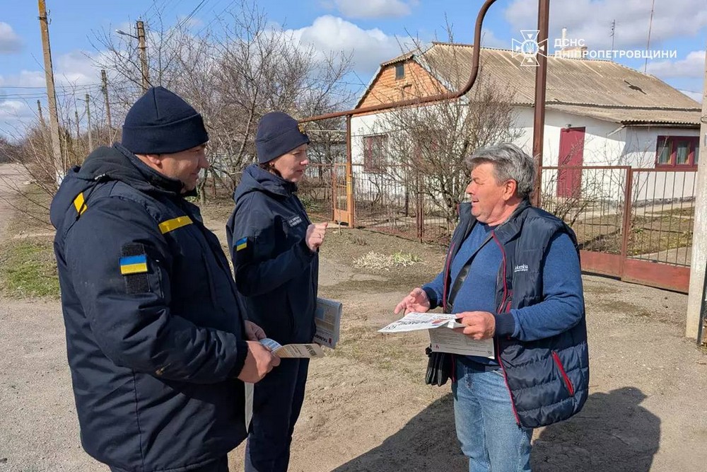 У Нікополі і районі офіцери ДСНС проводять бесіди з населенням щодо попередження пожеж у побуті та екосистемах