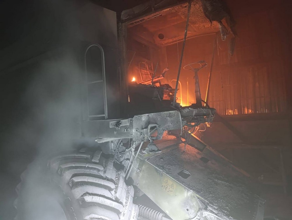 Двоє поранених, пожежі і руйнування: ворог бив по Нікопольщині, Синельниківщині і Павлоградщині