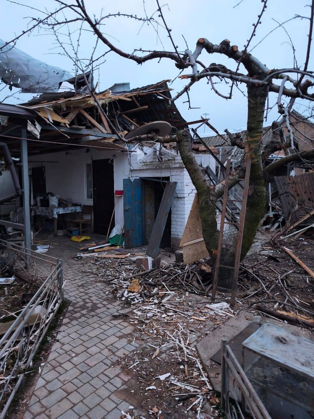 У Нікополі важко поранено жінку, побито будинки, також поранена є на Синельниківщині, під ударом було і Криворіжжя (фото)