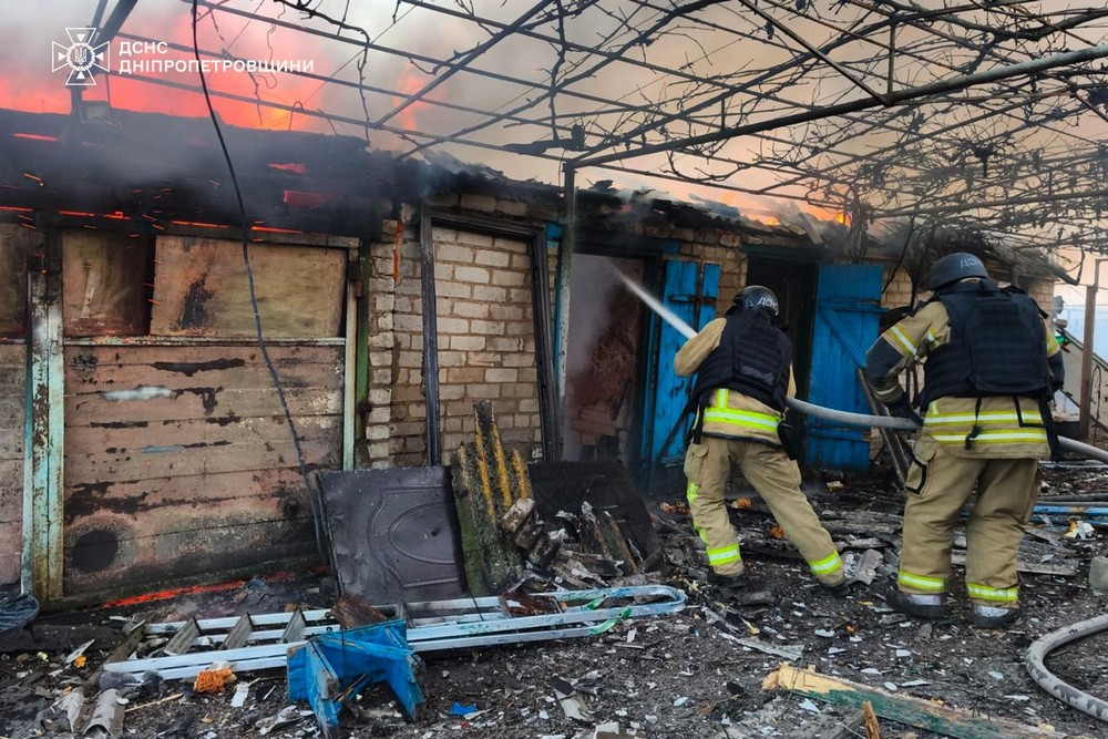 Постраждалі у Нікополі, Дніпрі та Синельниківському районі, пожежі і руйнування: у ДСНС показали наслідки ворожих атак Постраждалі у Нікополі, Дніпрі та Синельниківському районі, пожежі і руйнування: у ДСНС показали наслідки ворожих атак
