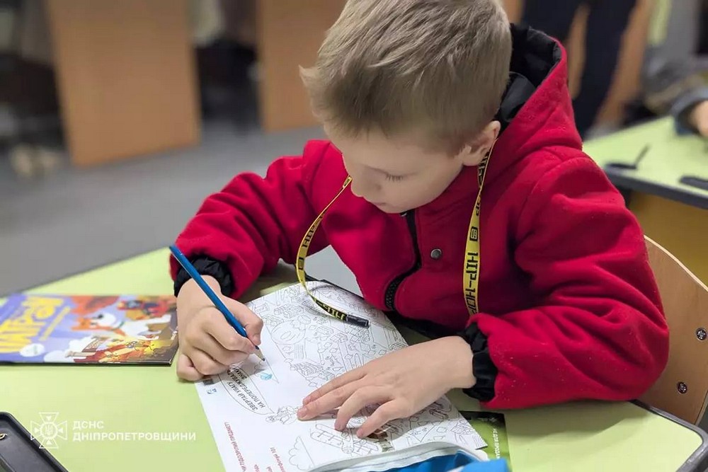 «Герої без зброї» разом з офіцерами-рятувальниками завітали до найменших учнів ліцею Покрова