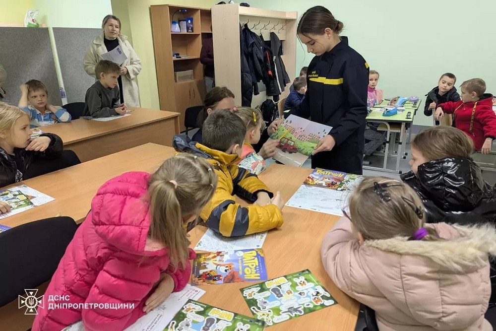 «Герої без зброї» разом з офіцерами-рятувальниками завітали до найменших учнів ліцею Покрова