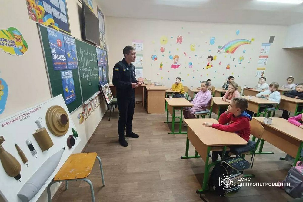 У Червоногригорівській громаді офіцер-рятувальник навчав школярів правилам безпечної поведінки3195738976132932088 n