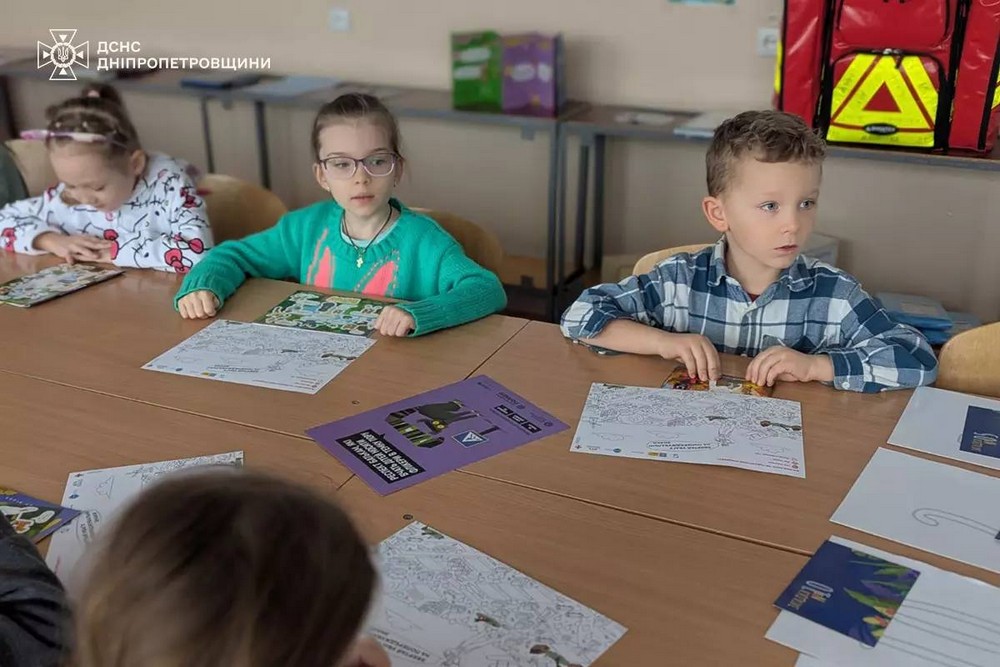 «Герої без зброї» разом з офіцерами-рятувальниками завітали до найменших учнів ліцею Покрова