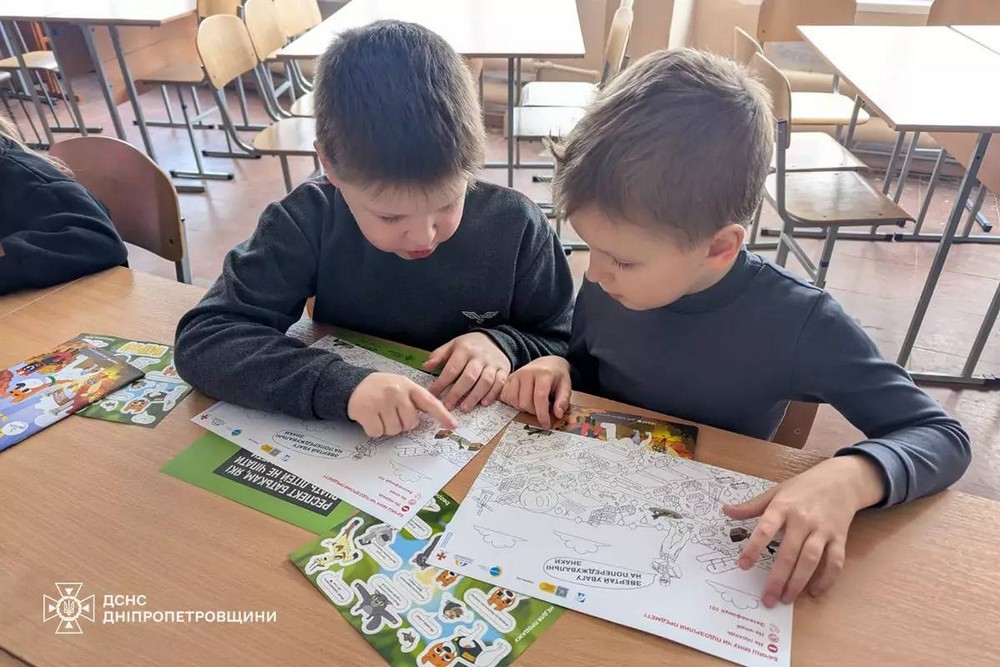 «Герої без зброї» разом з офіцерами-рятувальниками завітали до найменших учнів ліцею Покрова