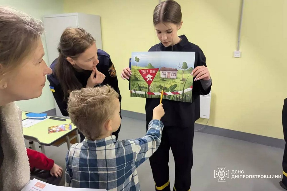 «Герої без зброї» разом з офіцерами-рятувальниками завітали до найменших учнів ліцею Покрова