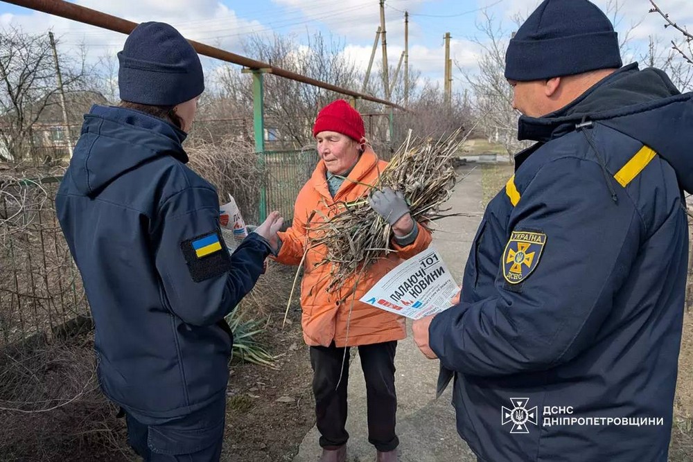 У Нікополі і районі офіцери ДСНС проводять бесіди з населенням щодо попередження пожеж у побуті та екосистемах