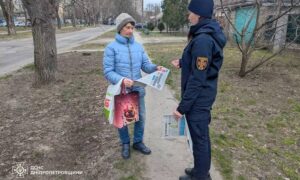 У Нікополі і районі офіцери ДСНС проводять бесіди з населенням щодо попередження пожеж у побуті та екосистемах