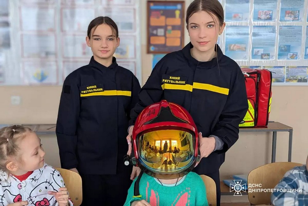 «Герої без зброї» разом з офіцерами-рятувальниками завітали до найменших учнів ліцею Покрова