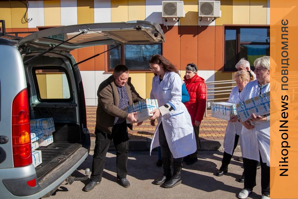 175 медиків Нікополя отримали особливі продуктові набори у березні