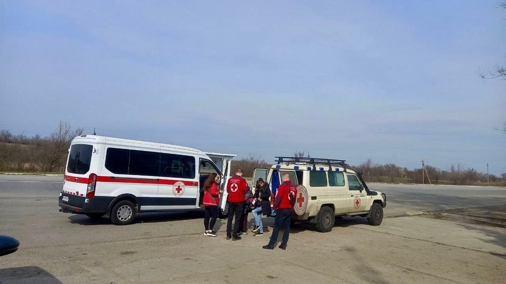 З одного із найнебезпечніших районів Нікополя евакуювали родину: фото З одного із найнебезпечніших районів Нікополя евакуювали родину: фото