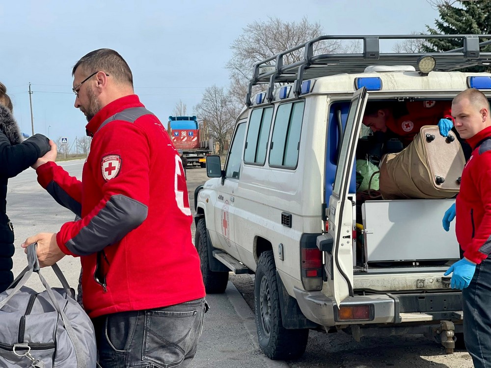 З одного із найнебезпечніших районів Нікополя евакуювали родину: фото З одного із найнебезпечніших районів Нікополя евакуювали родину: фото