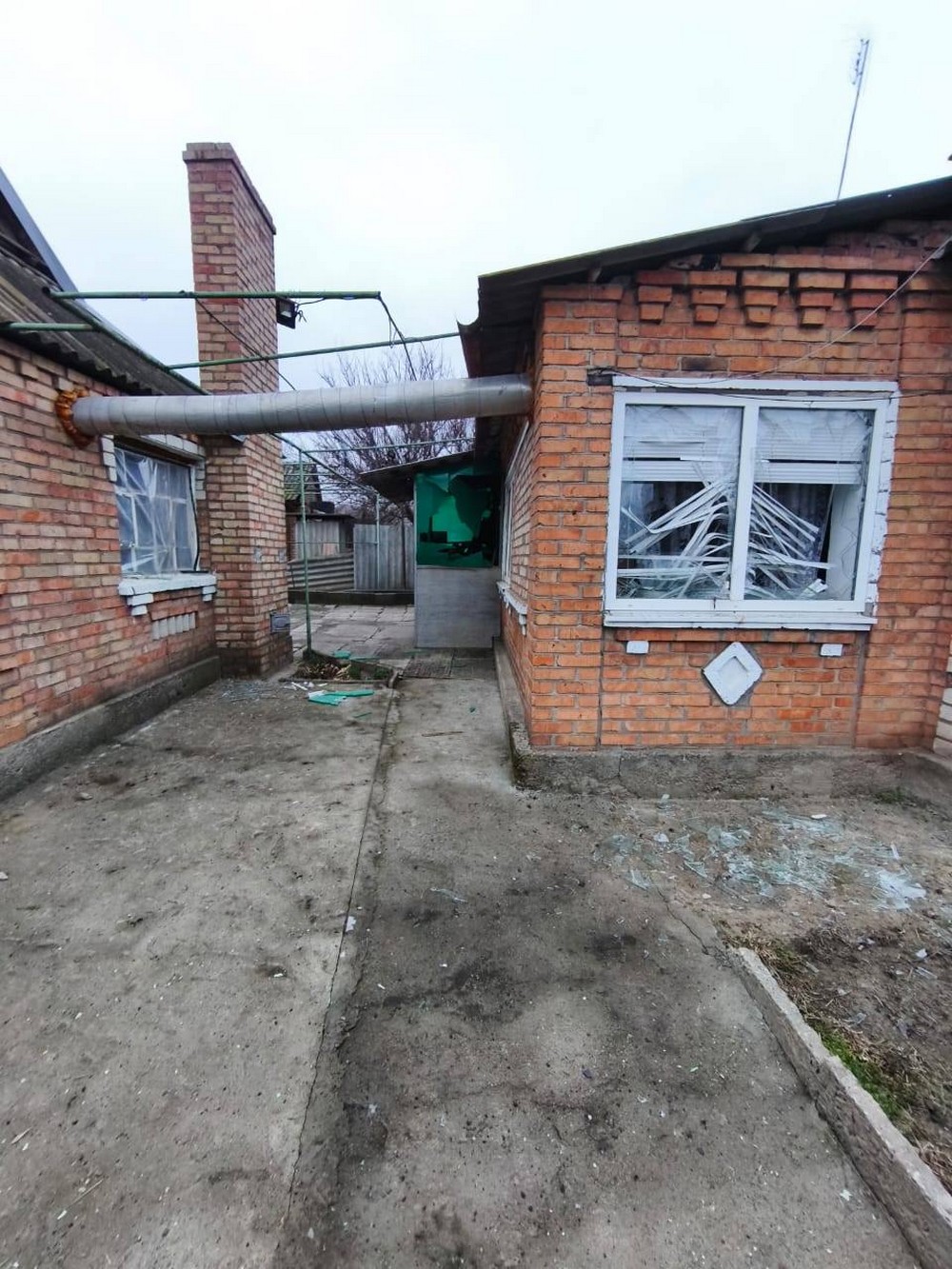 У Нікополі важко поранено жінку, побито будинки, також поранена є на Синельниківщині, під ударом було і Криворіжжя (фото)