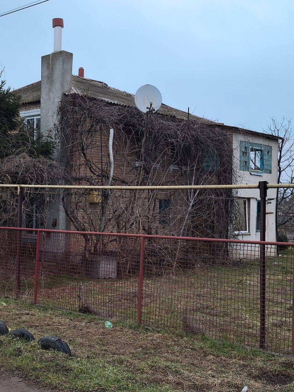 У Нікополі важко поранено жінку, побито будинки, також поранена є на Синельниківщині, під ударом було і Криворіжжя (фото)