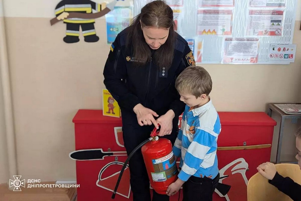«Герої без зброї» разом з офіцерами-рятувальниками завітали до найменших учнів ліцею Покрова
