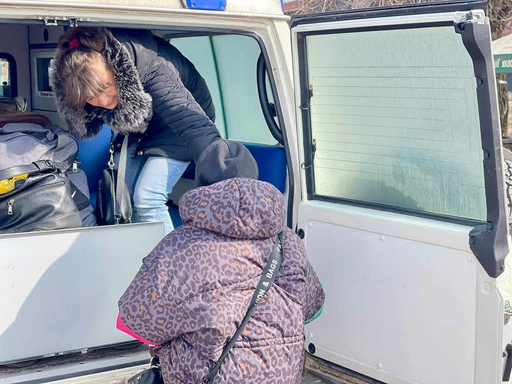 З одного із найнебезпечніших районів Нікополя евакуювали родину: фото З одного із найнебезпечніших районів Нікополя евакуювали родину: фото