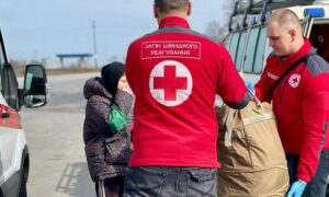 Це була тиха дорога без паніки: з одного із найнебезпечніших районів Нікополя евакуювали родину (фото)