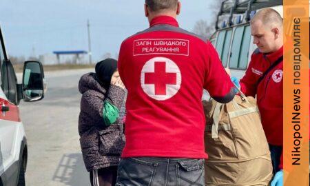 Це була тиха дорога без паніки: з одного із найнебезпечніших районів Нікополя евакуювали родину (фото)