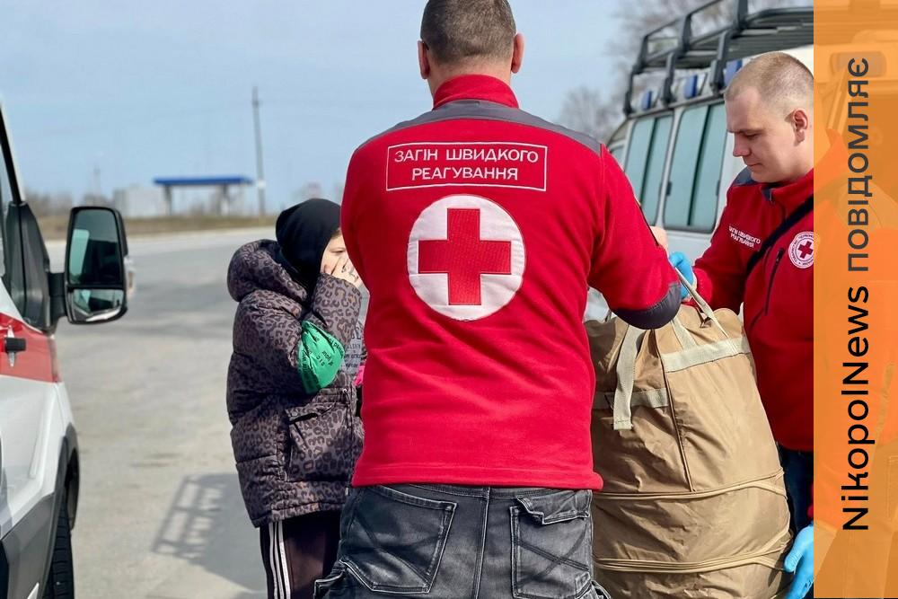 Це була тиха дорога без паніки: з одного із найнебезпечніших районів Нікополя евакуювали родину (фото) 1 Це була тиха дорога без паніки: з одного із найнебезпечніших районів Нікополя евакуювали родину (фото)