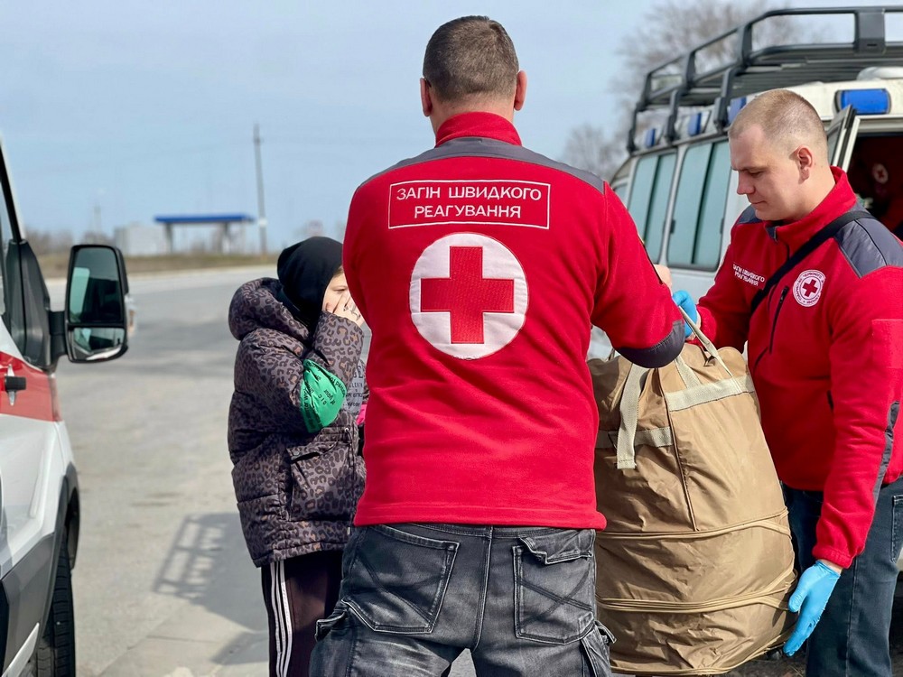 З одного із найнебезпечніших районів Нікополя евакуювали родину: фото З одного із найнебезпечніших районів Нікополя евакуювали родину: фото