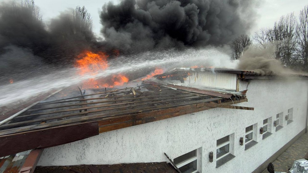 Є поранені у Нікополі і Кам’янському районі, пошкоджені лазня, підприємства, будинки, сталися пожежі (фото) Є поранені у Нікополі і Кам’янському районі, пошкоджені лазня, підприємства, будинки, сталися пожежі (фото)