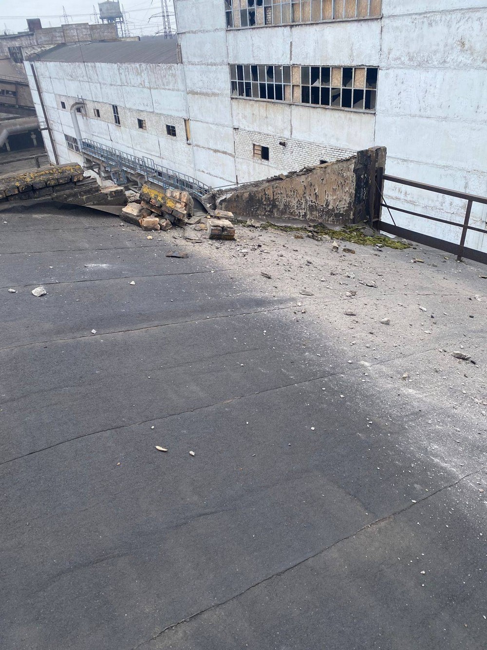 Є поранені у Нікополі і Кам’янському районі, пошкоджені лазня, підприємства, будинки, сталися пожежі (фото) Є поранені у Нікополі і Кам’янському районі, пошкоджені лазня, підприємства, будинки, сталися пожежі (фото)