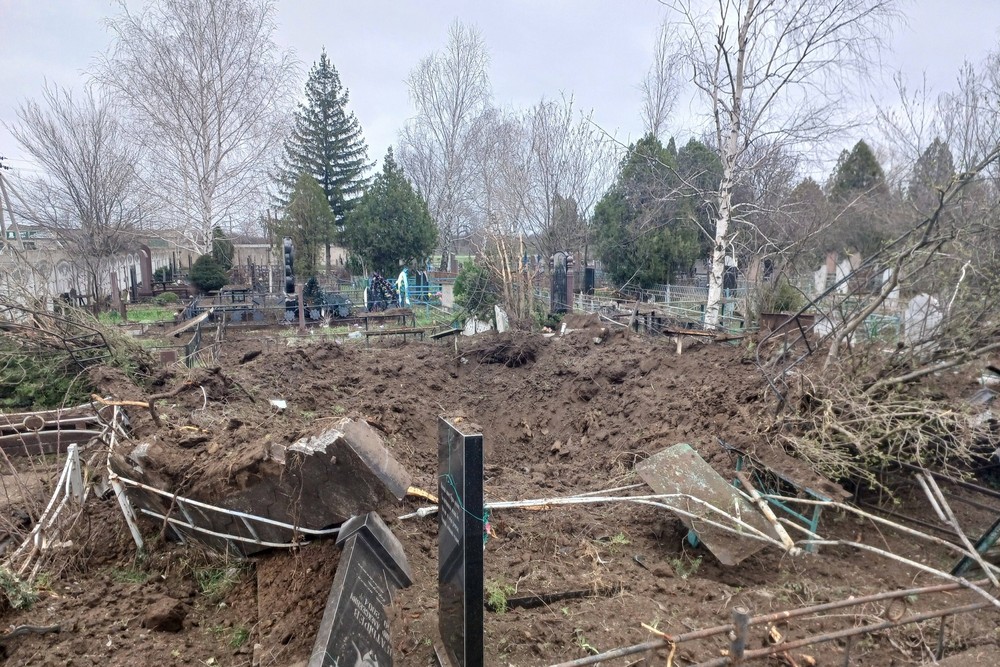 Немає спокою ні мертвим, ні живим… Ворог обстріляв кладовище у Нікополі – соцмережі (фото, відео) Немає спокою ні мертвим, ні живим… Ворог обстріляв кладовище у Нікополі – соцмережі (фото, відео)