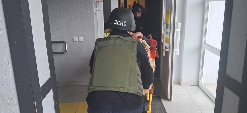 Є поранені у Нікополі і Кам’янському районі, пошкоджені лазня, підприємства, будинки, сталися пожежі (фото) Є поранені у Нікополі і Кам’янському районі, пошкоджені лазня, підприємства, будинки, сталися пожежі (фото)