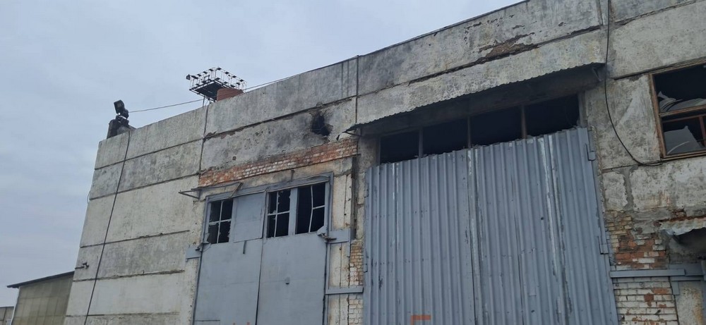 Є поранені у Нікополі і Кам’янському районі, пошкоджені лазня, підприємства, будинки, сталися пожежі (фото) Є поранені у Нікополі і Кам’янському районі, пошкоджені лазня, підприємства, будинки, сталися пожежі (фото)