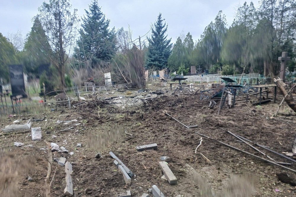 Немає спокою ні мертвим, ні живим… Ворог обстріляв кладовище у Нікополі – соцмережі (фото, відео) Немає спокою ні мертвим, ні живим… Ворог обстріляв кладовище у Нікополі – соцмережі (фото, відео)