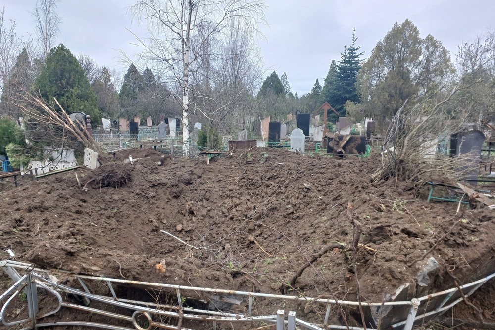 Немає спокою ні мертвим, ні живим… Ворог обстріляв кладовище у Нікополі – соцмережі (фото, відео) Немає спокою ні мертвим, ні живим… Ворог обстріляв кладовище у Нікополі – соцмережі (фото, відео)