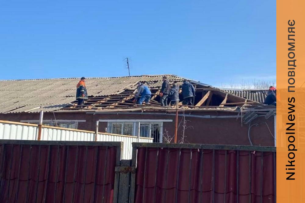 Пошкоджені вікна, паркани та фасади будівель: як комунальники Марганця сьогодні ліквідовують наслідки обстрілів (фото) 1 Комунальники Марганця сьогодні