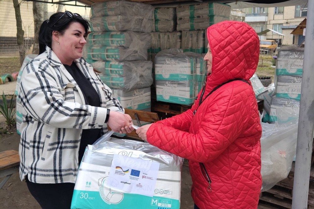 Маломобільним мешканцям Марганецької громади благодійники видали 225 засобів гігієни 7 Маломобільним мешканцям Марганецької громади благодійники видали 225 засобів гігієни 7