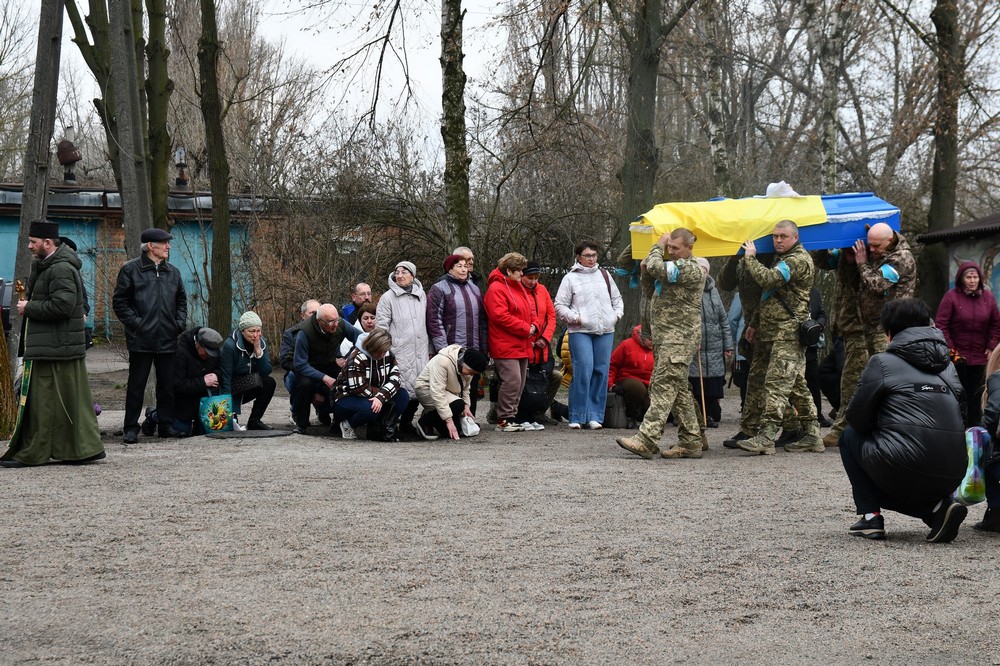 Нікополь сьогодні провів в останню путь полеглого Захисника 12 Нікополь сьогодні провів в останню путь полеглого Захисника 12