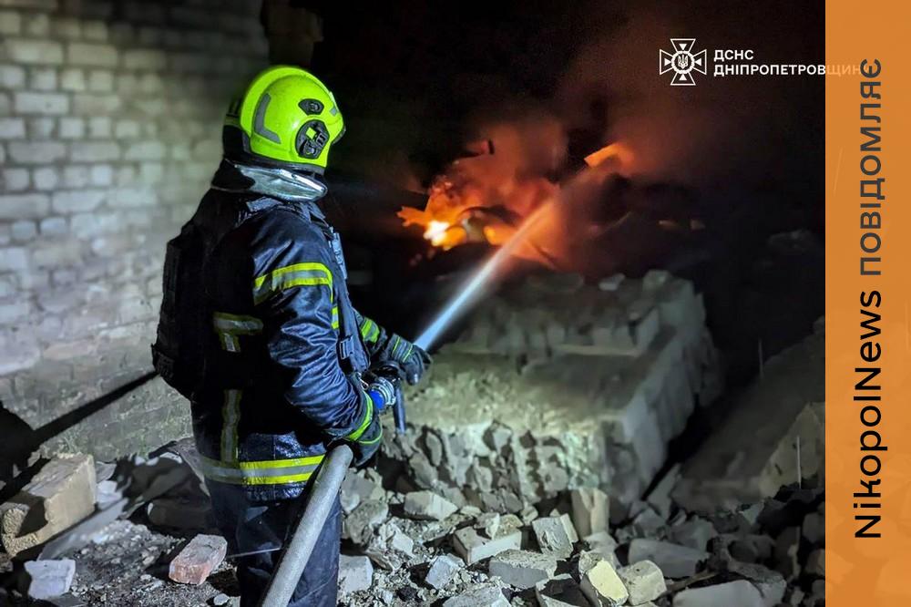 Троє поранених, пошкоджені адмінбудівлі та інфраструктура: наслідки обстрілів Нікополя та області показали у ДСНС (фото) 1 Нікополя 2