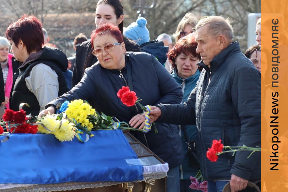 Через живий коридор пошани, під синьо-жовтими прапорами: Нікопольщина сьогодні провела в останню путь Захисника (фото) 1 Нікопольщина сьогодні 9