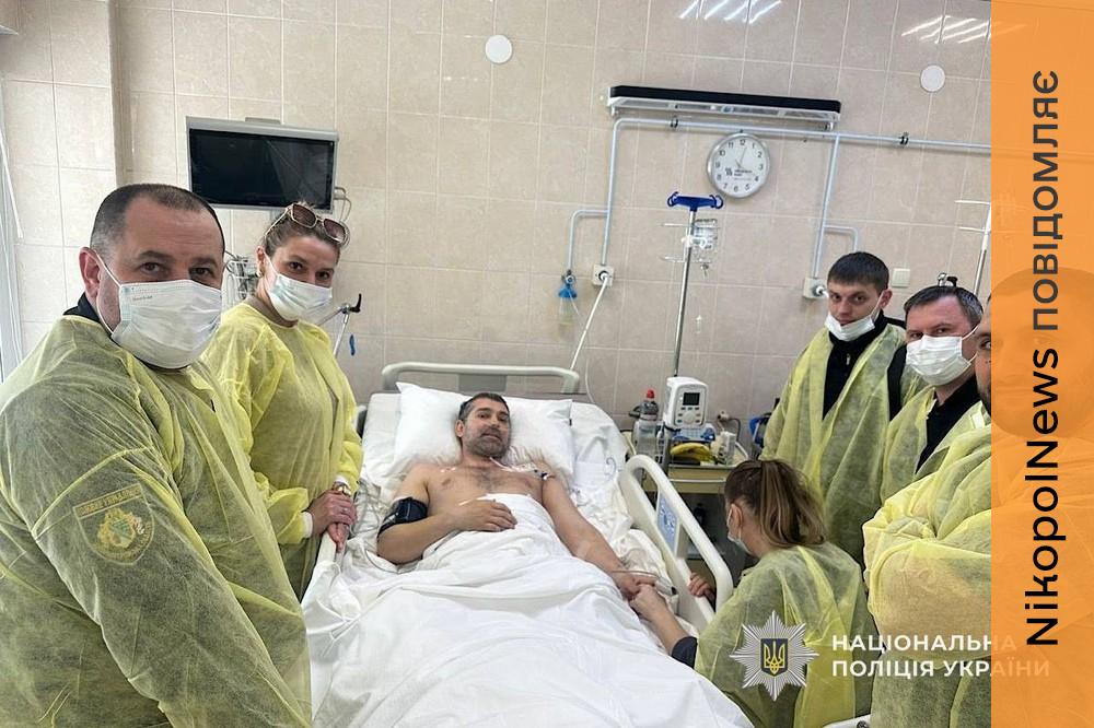 Попри загрозу повторного обстрілу, колеги наклали турнікет... Як поранений у Нікополі 10 березня поліцейський проходить лікування (фото) 1 У Нікополі