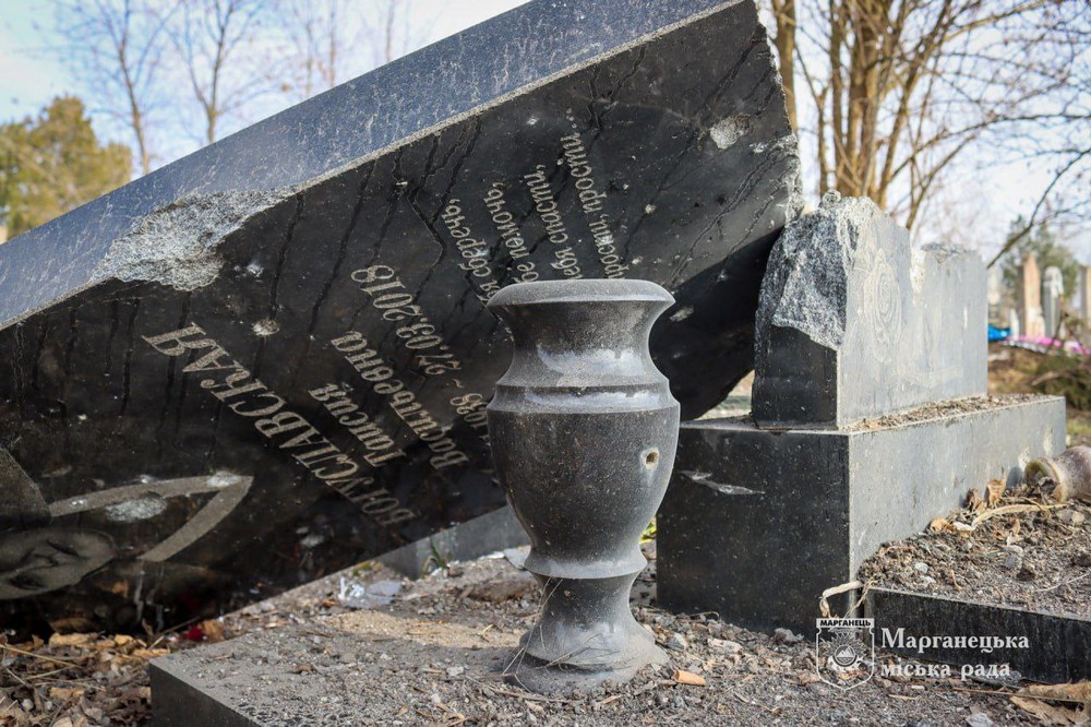  Ворог атакував кладовище у Марганецькій громаді 18 березня (фото)