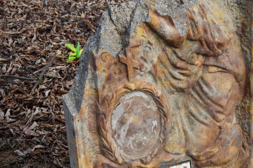  Ворог атакував кладовище у Марганецькій громаді 18 березня (фото) 10