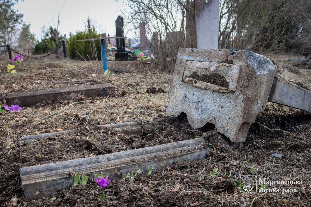 Ворог атакував кладовище у Марганецькій громаді 18 березня (фото) 3