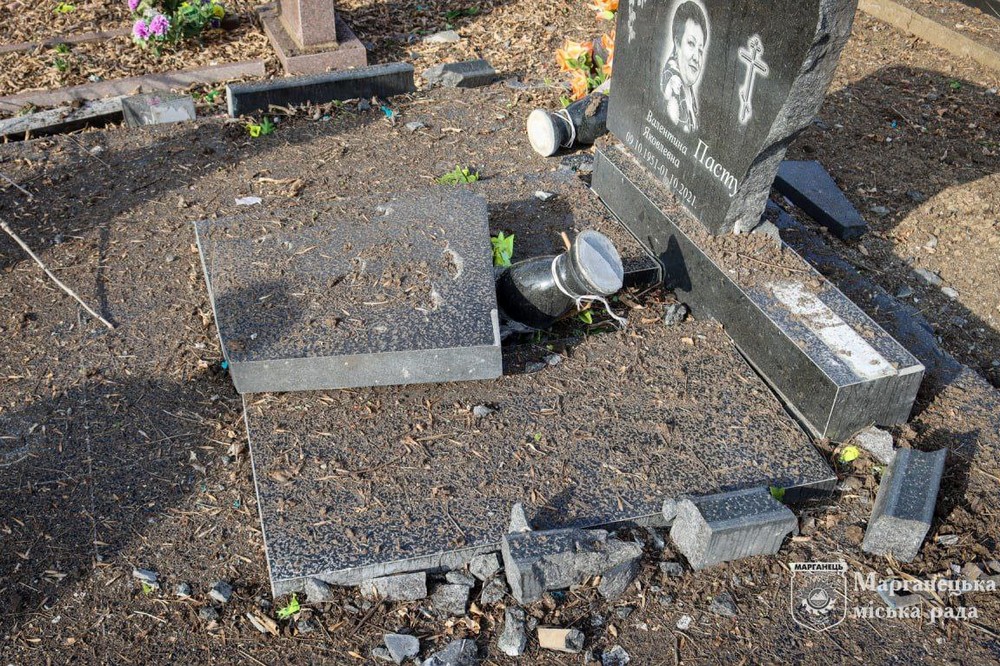  Ворог атакував кладовище у Марганецькій громаді 18 березня (фото) 4
